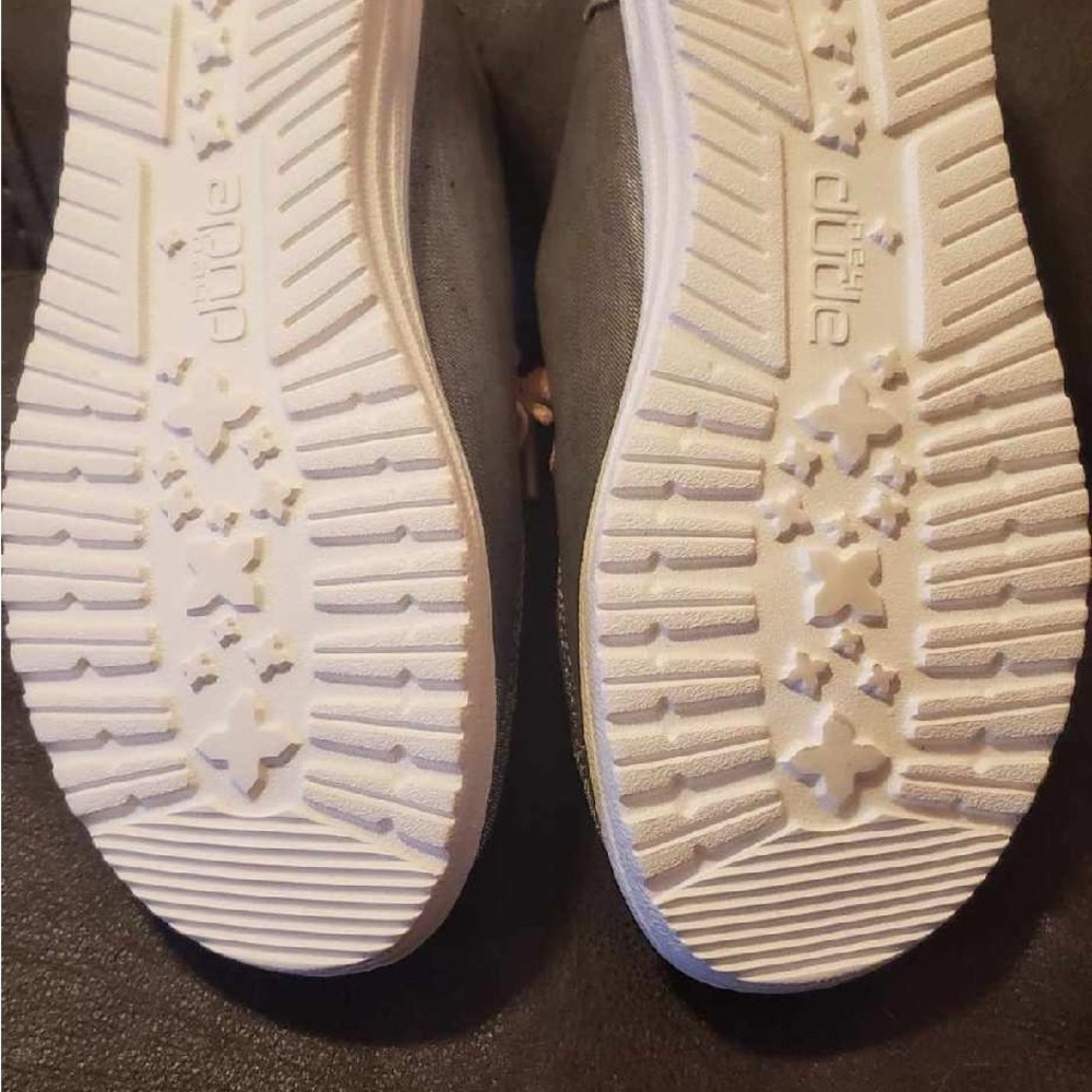 Hey dudes women size 5 new grey with light pink laces